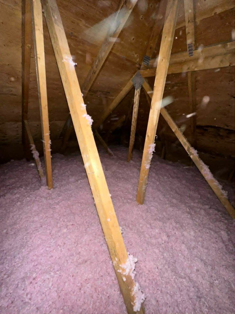 Entretoit après isolation — laine de fibre de verre soufflée installée uniformément